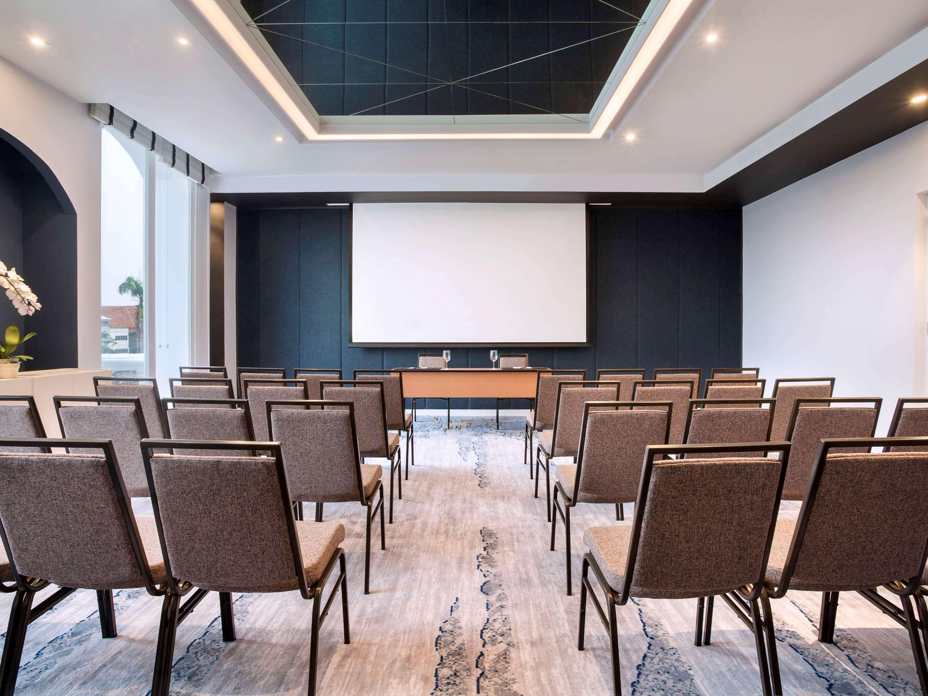 Mercure Jakarta Batavia Экстерьер фото