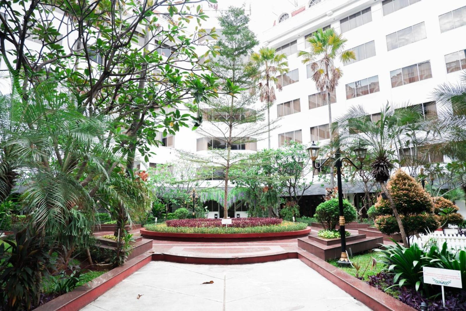 Mercure Jakarta Batavia Экстерьер фото